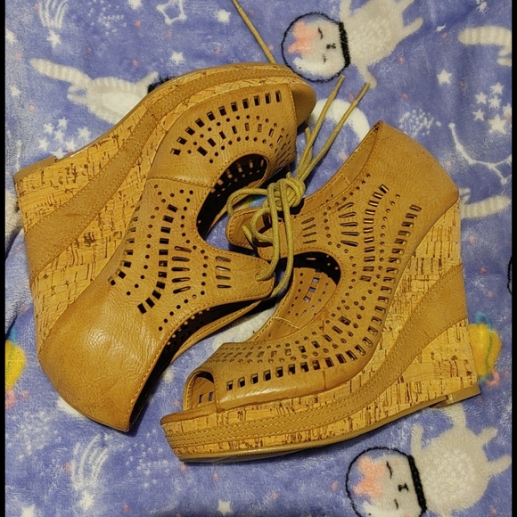 *LAST CHANCE* Tan Platform Wedge Peep Toe Sandals - Picture 2 of 7